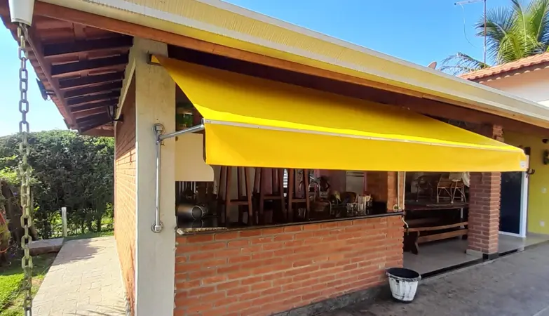 Imagem de toldos e coberturas instalados para proteção solar e conforto em áreas externas.