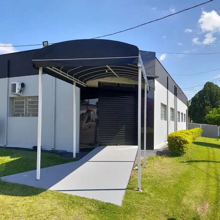 Imagem de toldos e coberturas instalados para proteção solar e conforto em áreas externas.