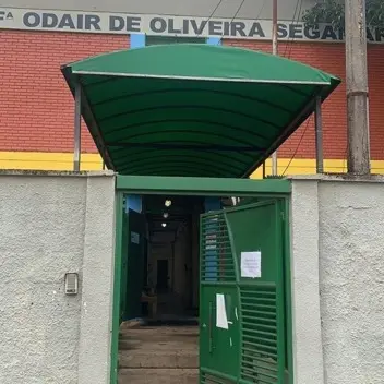 Imagem de toldos e coberturas instalados para proteção solar e conforto em áreas externas.