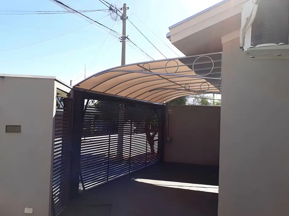 Imagem de toldos e coberturas instalados para proteção solar e conforto em áreas externas.