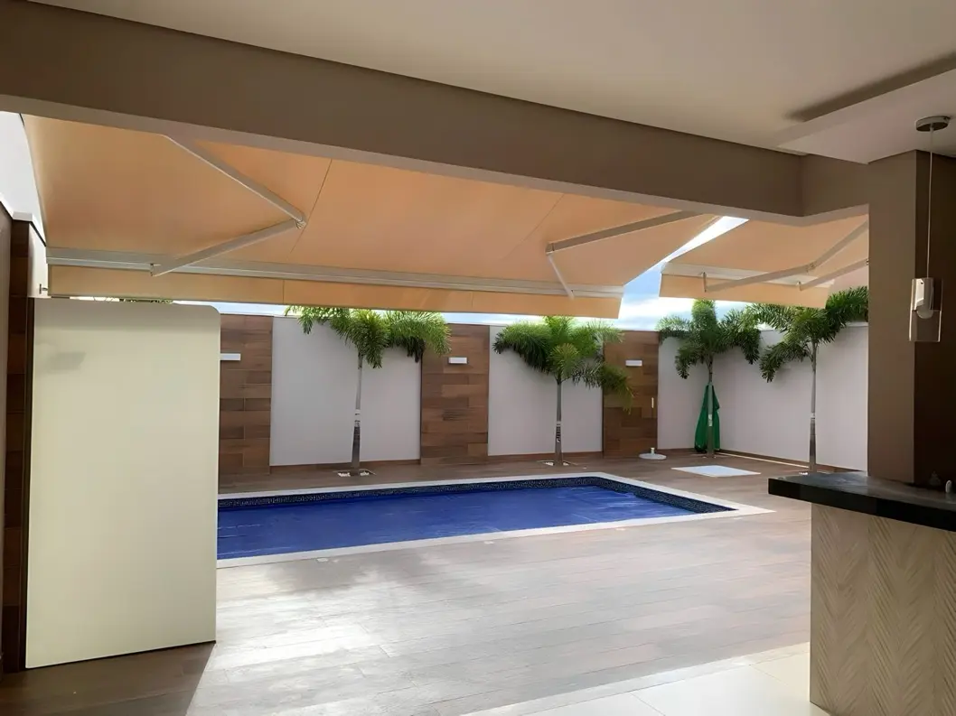 Imagem de toldos e coberturas instalados para proteção solar e conforto em áreas externas.