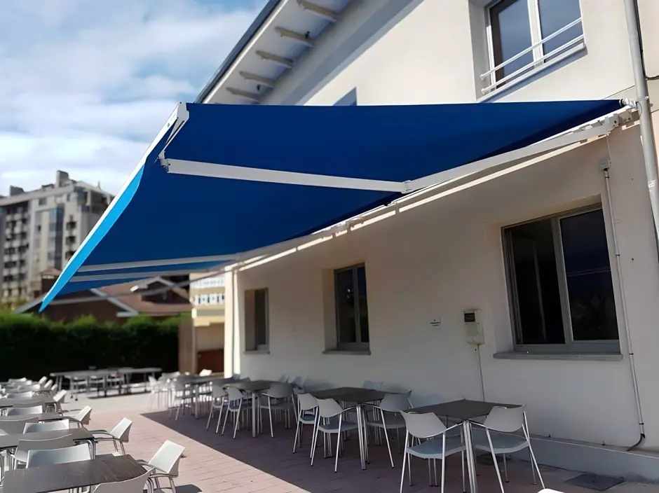 Imagem de toldos e coberturas instalados para proteção solar e conforto em áreas externas.