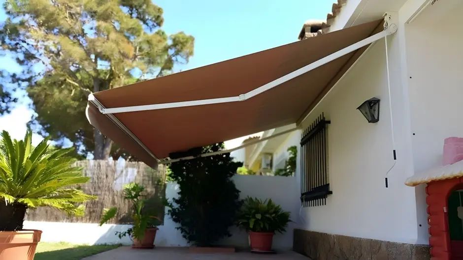 Imagem de toldos e coberturas instalados para proteção solar e conforto em áreas externas.