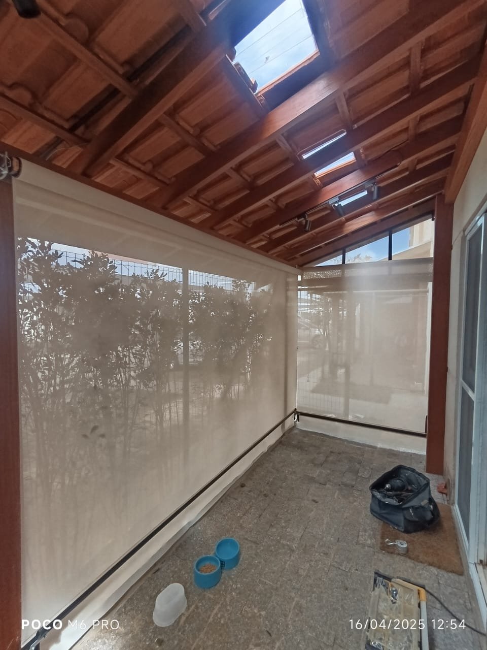 Imagem de toldos e coberturas instalados para proteção solar e conforto em áreas externas.