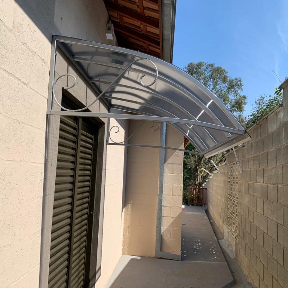 Imagem de toldos e coberturas instalados para proteção solar e conforto em áreas externas.