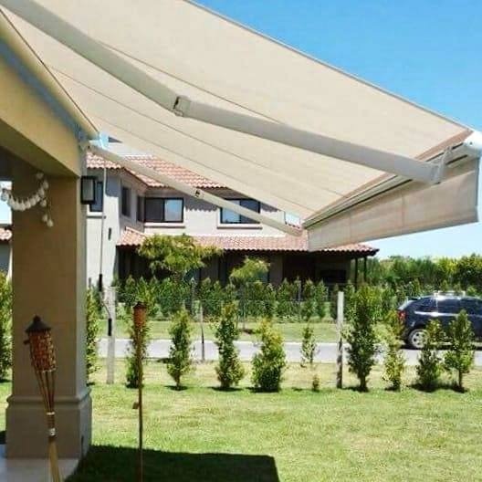 Imagem de toldos e coberturas instalados para proteção solar e conforto em áreas externas.