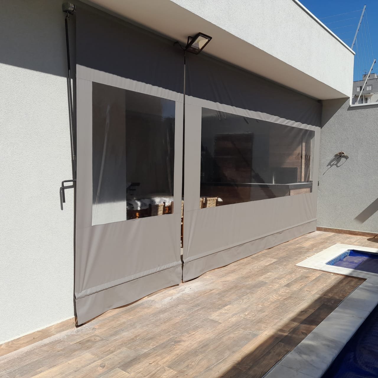 Imagem de toldos e coberturas instalados para proteção solar e conforto em áreas externas.