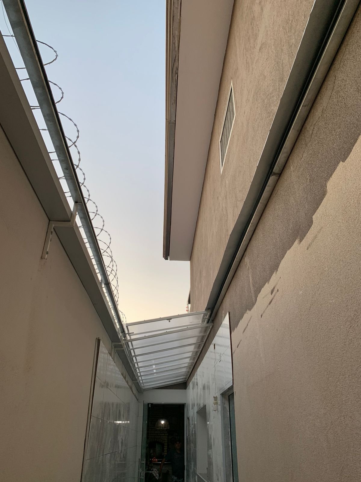 Imagem de toldos e coberturas instalados para proteção solar e conforto em áreas externas.