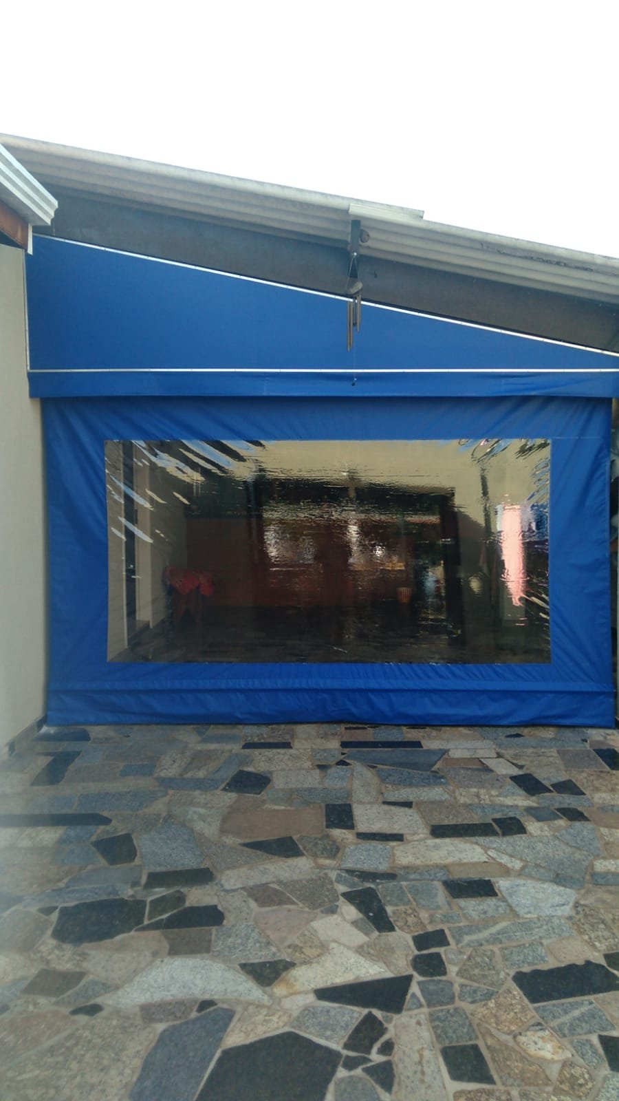 Imagem de toldos e coberturas instalados para proteção solar e conforto em áreas externas.
