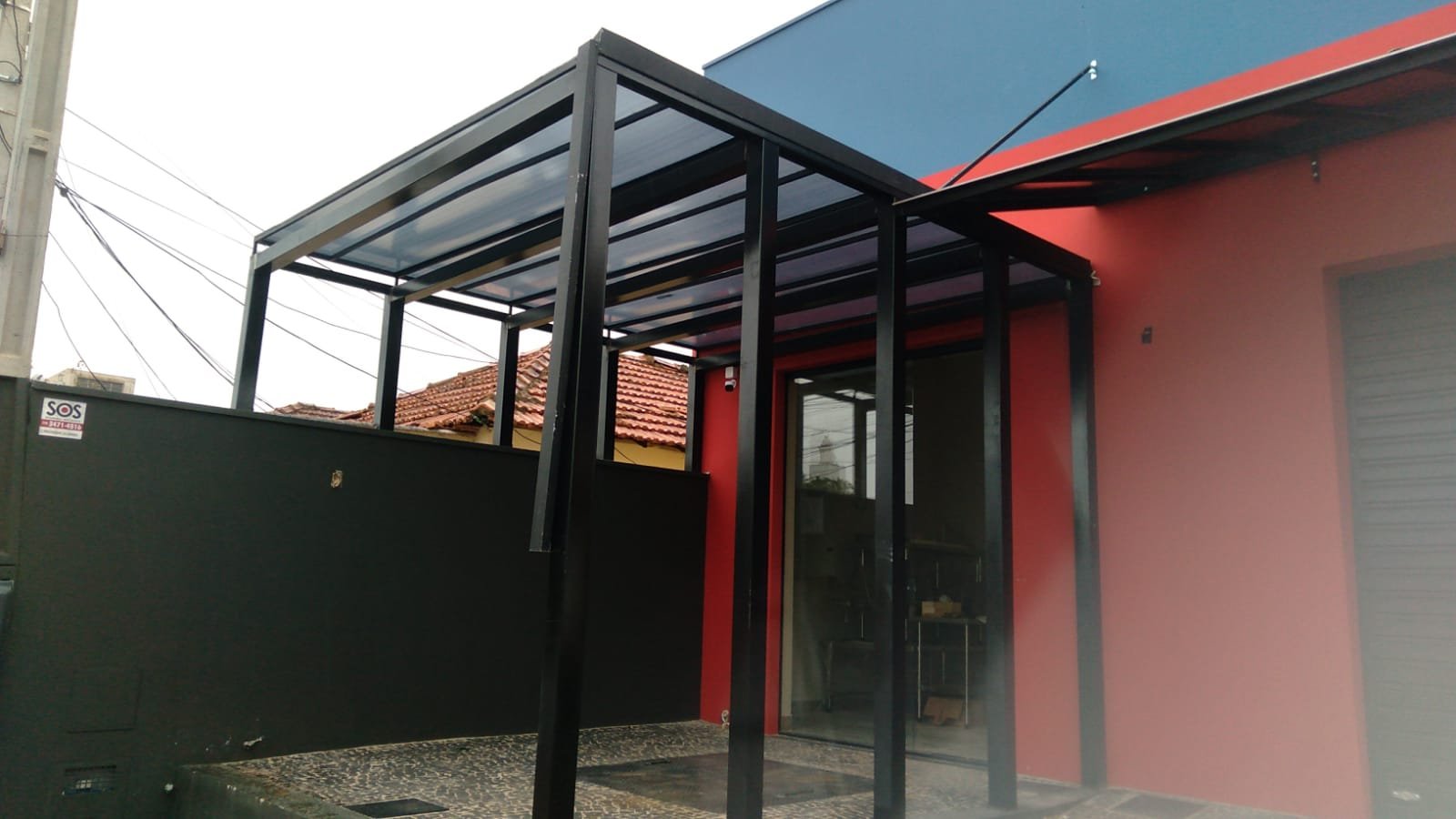Imagem de toldos e coberturas instalados para proteção solar e conforto em áreas externas.