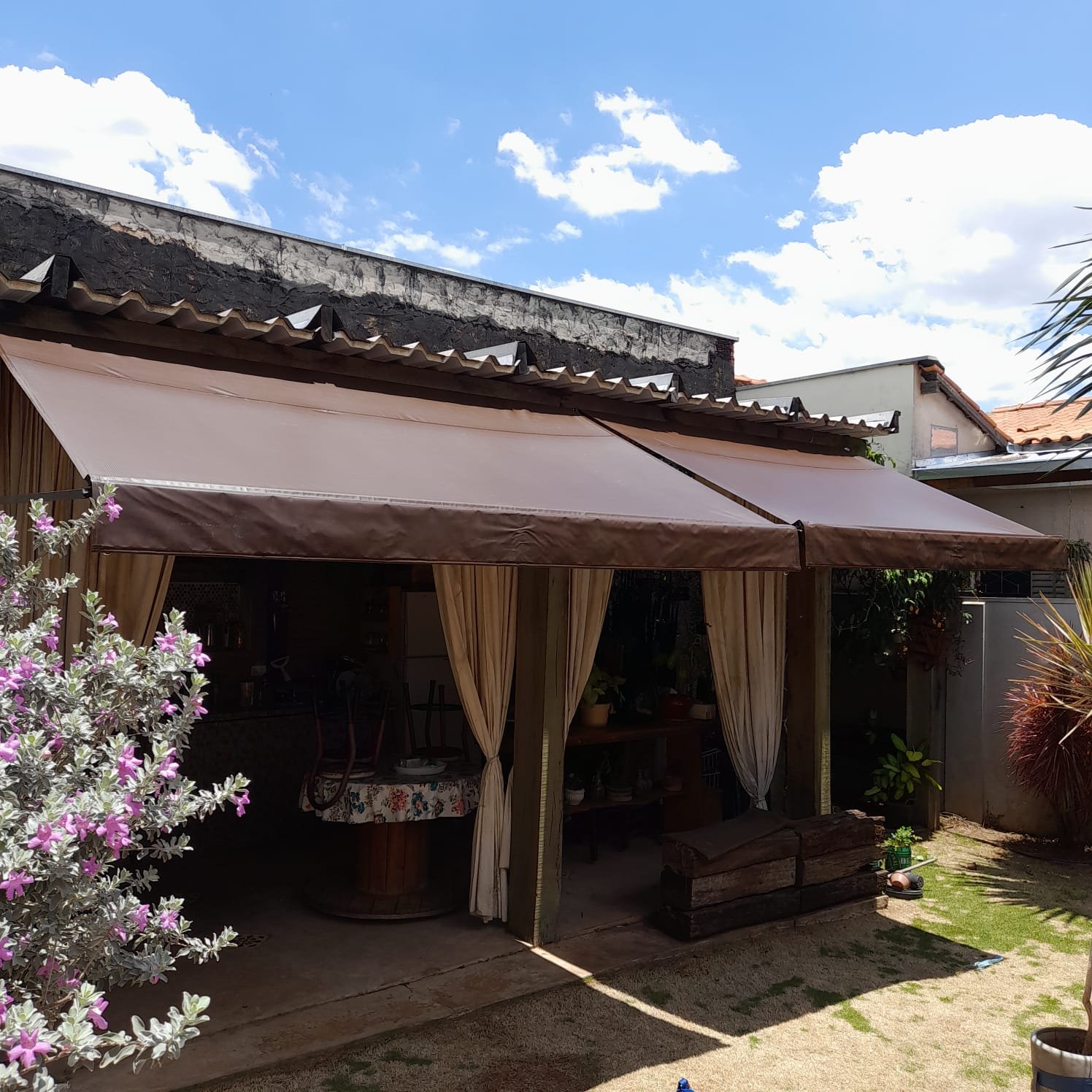 Imagem de toldos e coberturas instalados para proteção solar e conforto em áreas externas.