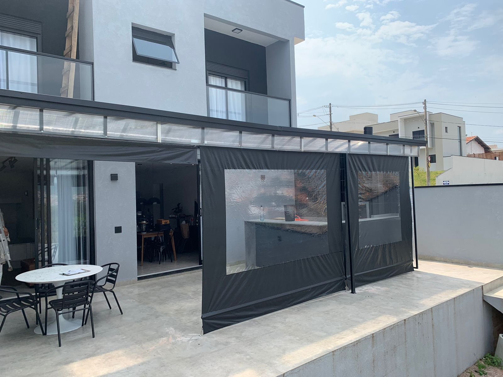 Imagem de toldos e coberturas instalados para proteção solar e conforto em áreas externas.