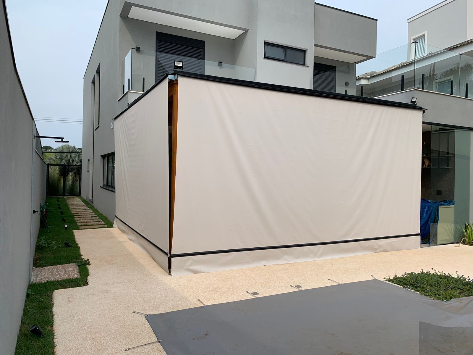 Imagem de toldos e coberturas instalados para proteção solar e conforto em áreas externas.