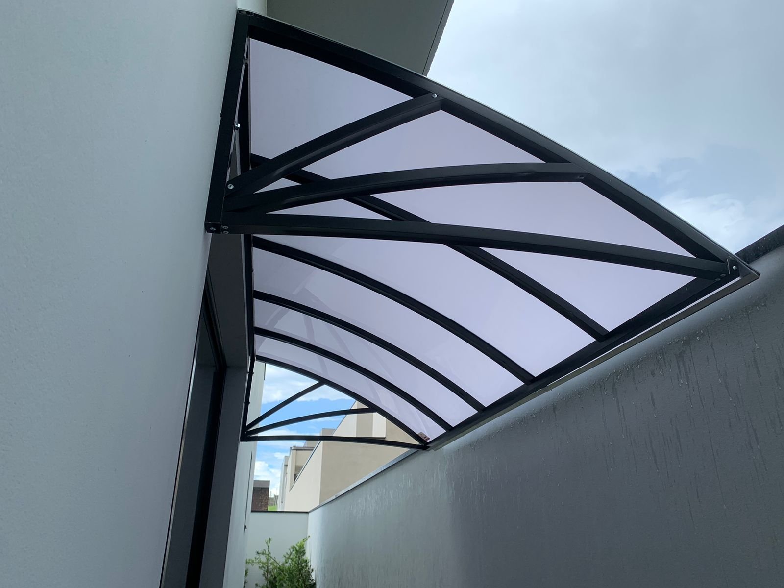 Imagem de toldos e coberturas instalados para proteção solar e conforto em áreas externas.