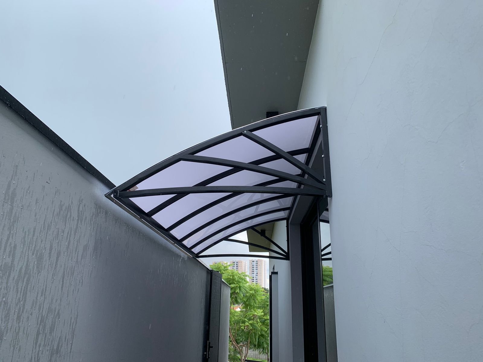 Imagem de toldos e coberturas instalados para proteção solar e conforto em áreas externas.