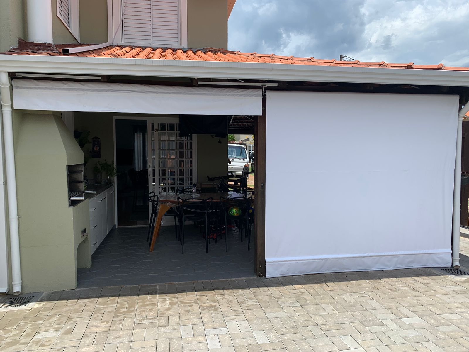Imagem de toldos e coberturas instalados para proteção solar e conforto em áreas externas.