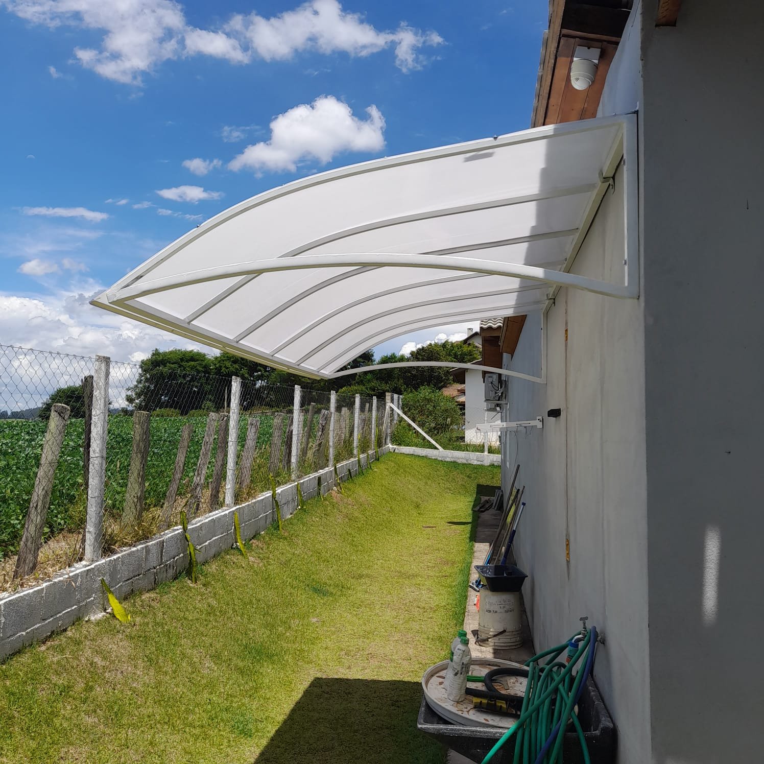 Imagem de toldos e coberturas instalados para proteção solar e conforto em áreas externas.