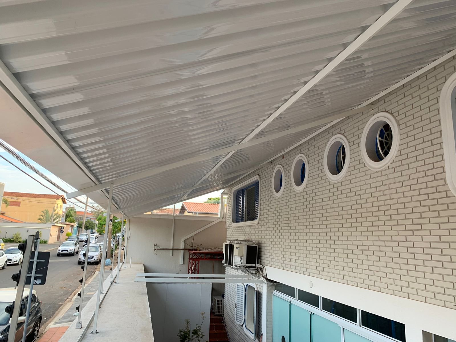 Imagem de toldos e coberturas instalados para proteção solar e conforto em áreas externas.