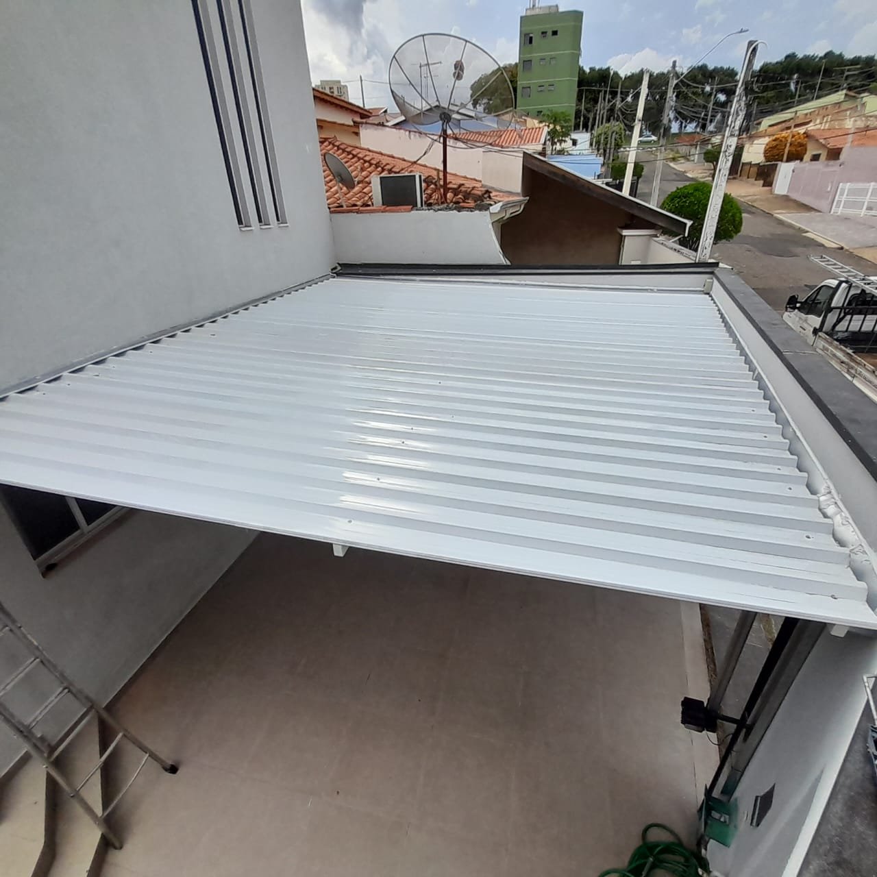 Imagem de toldos e coberturas instalados para proteção solar e conforto em áreas externas.