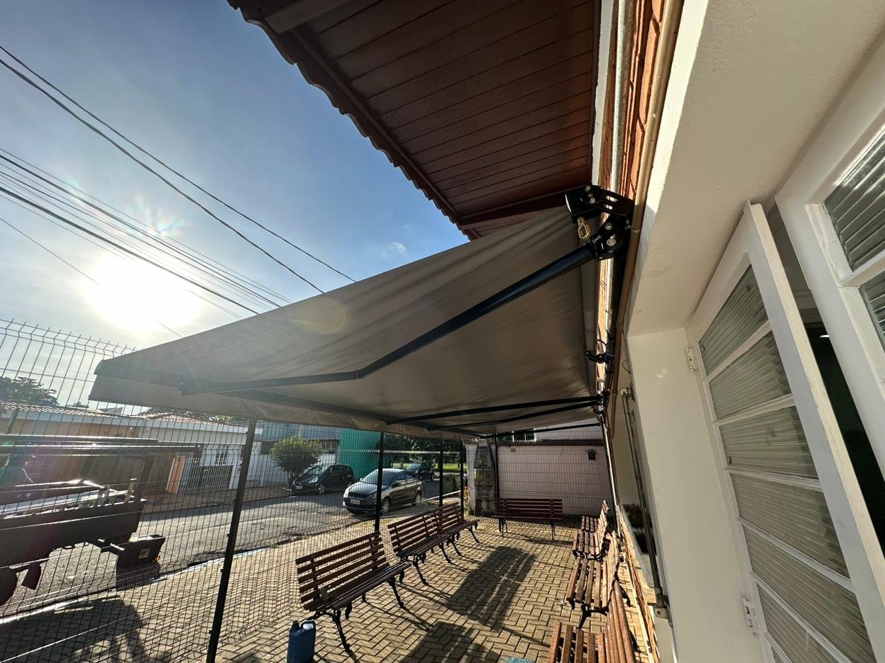 Imagem de toldos e coberturas instalados para proteção solar e conforto em áreas externas.