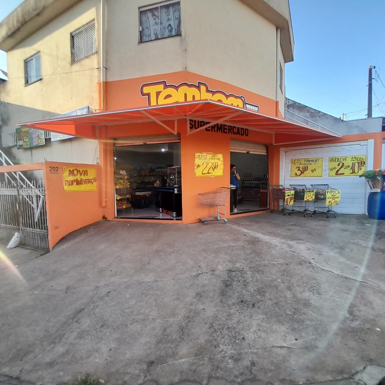 Imagem de toldos e coberturas instalados para proteção solar e conforto em áreas externas.
