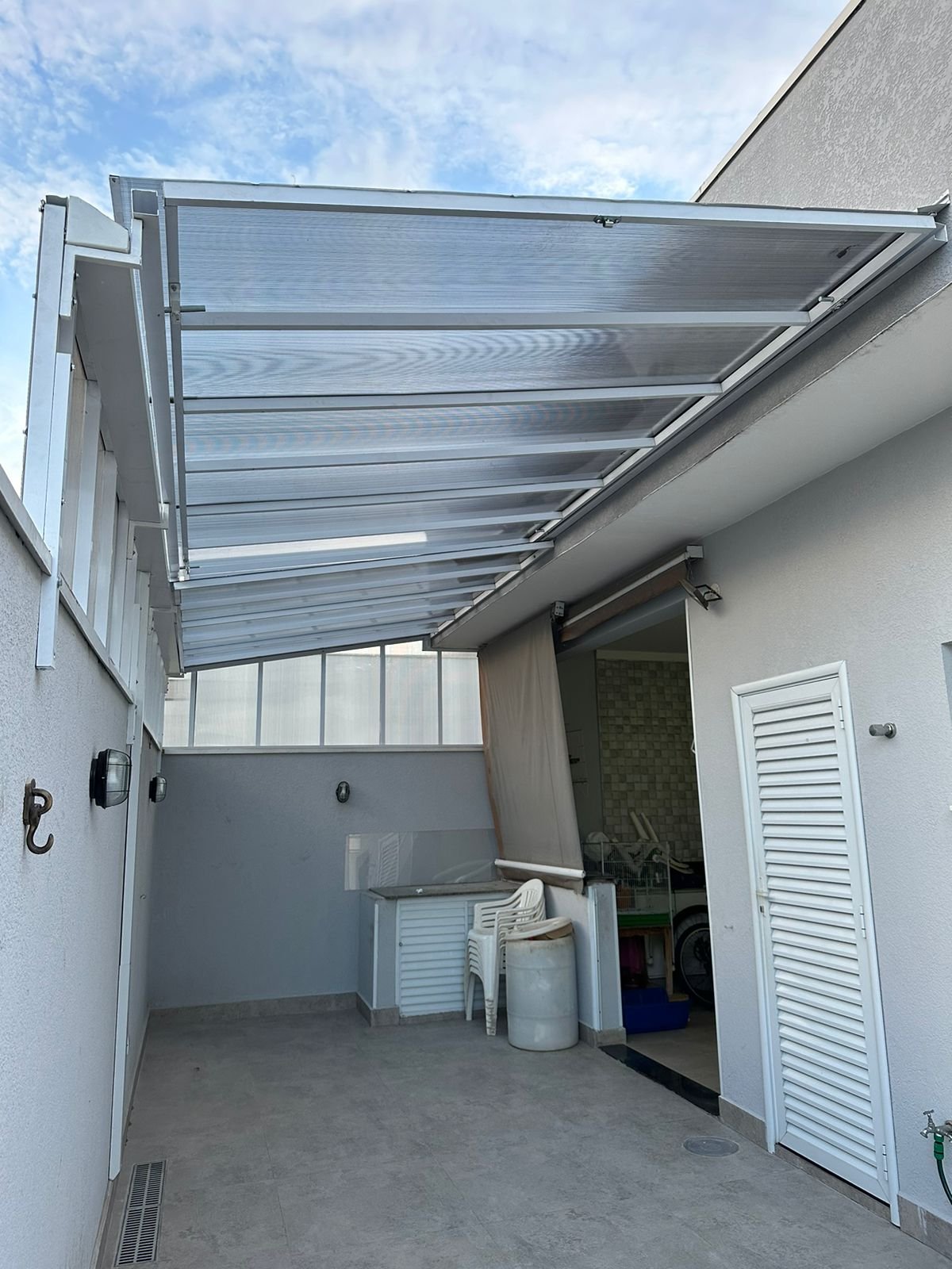 Imagem de toldos e coberturas instalados para proteção solar e conforto em áreas externas.