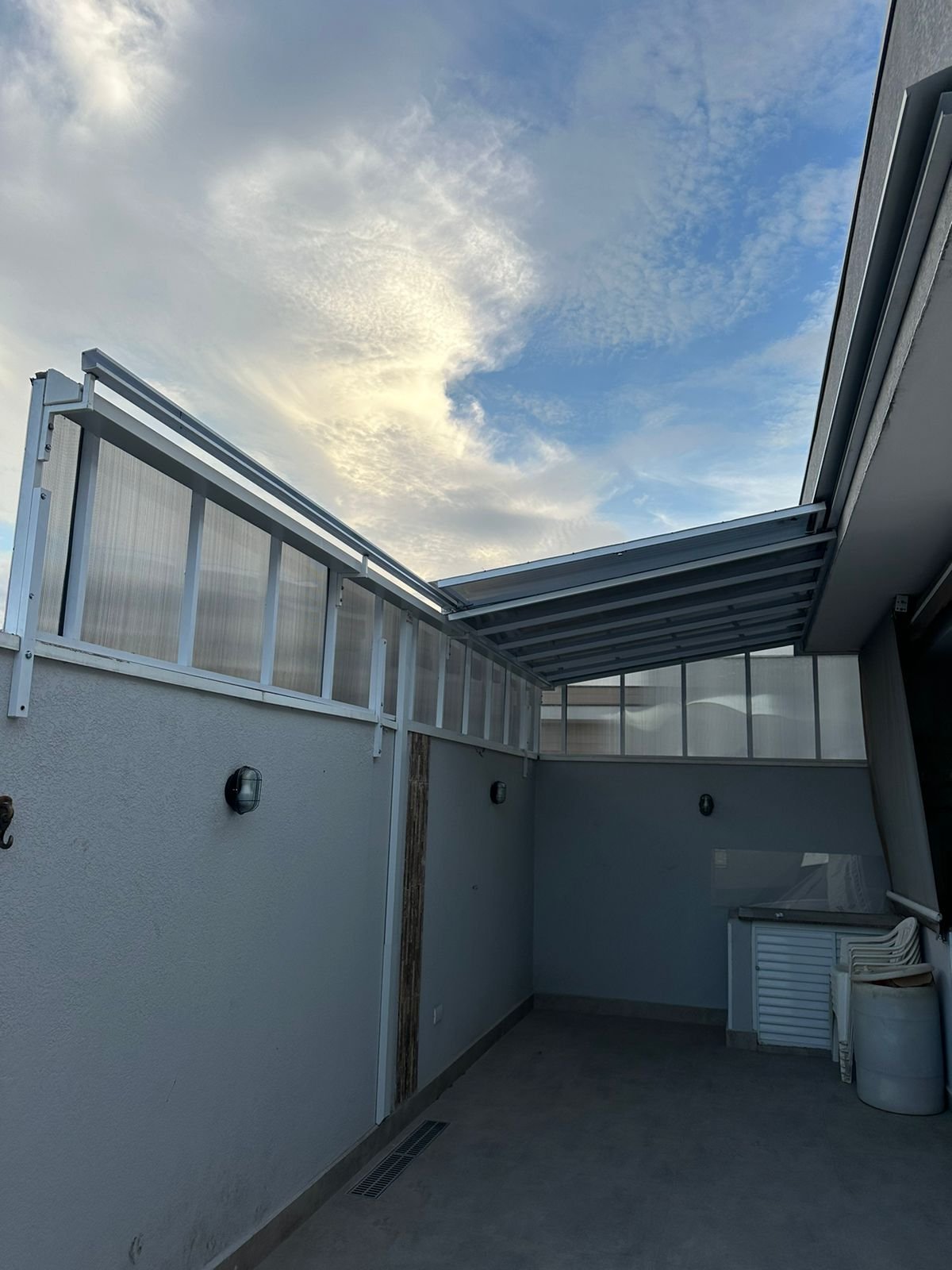 Imagem de toldos e coberturas instalados para proteção solar e conforto em áreas externas.