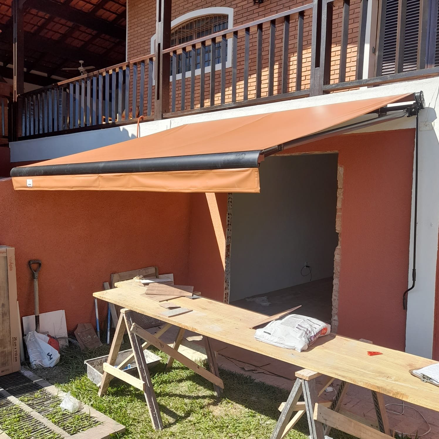 Imagem de toldos e coberturas instalados para proteção solar e conforto em áreas externas.