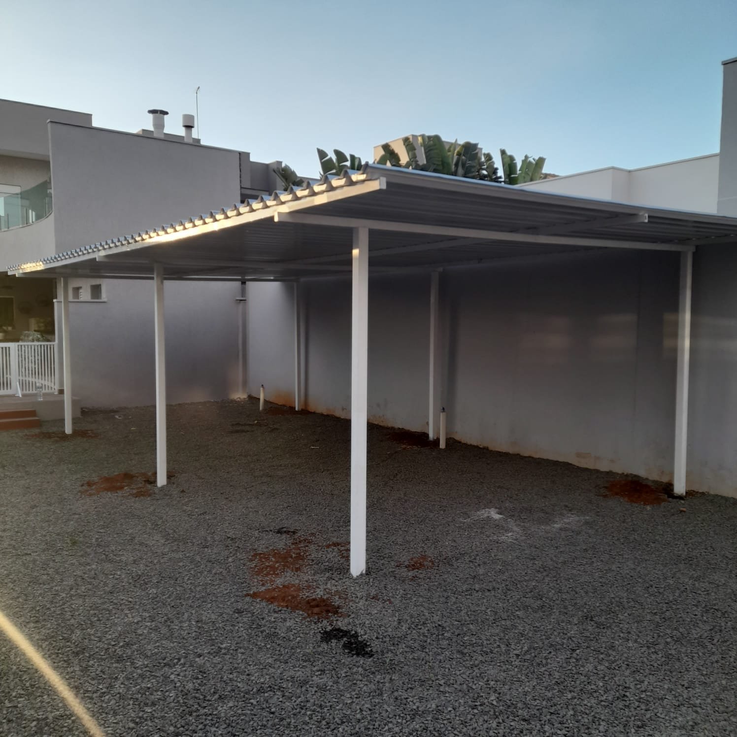 Imagem de toldos e coberturas instalados para proteção solar e conforto em áreas externas.