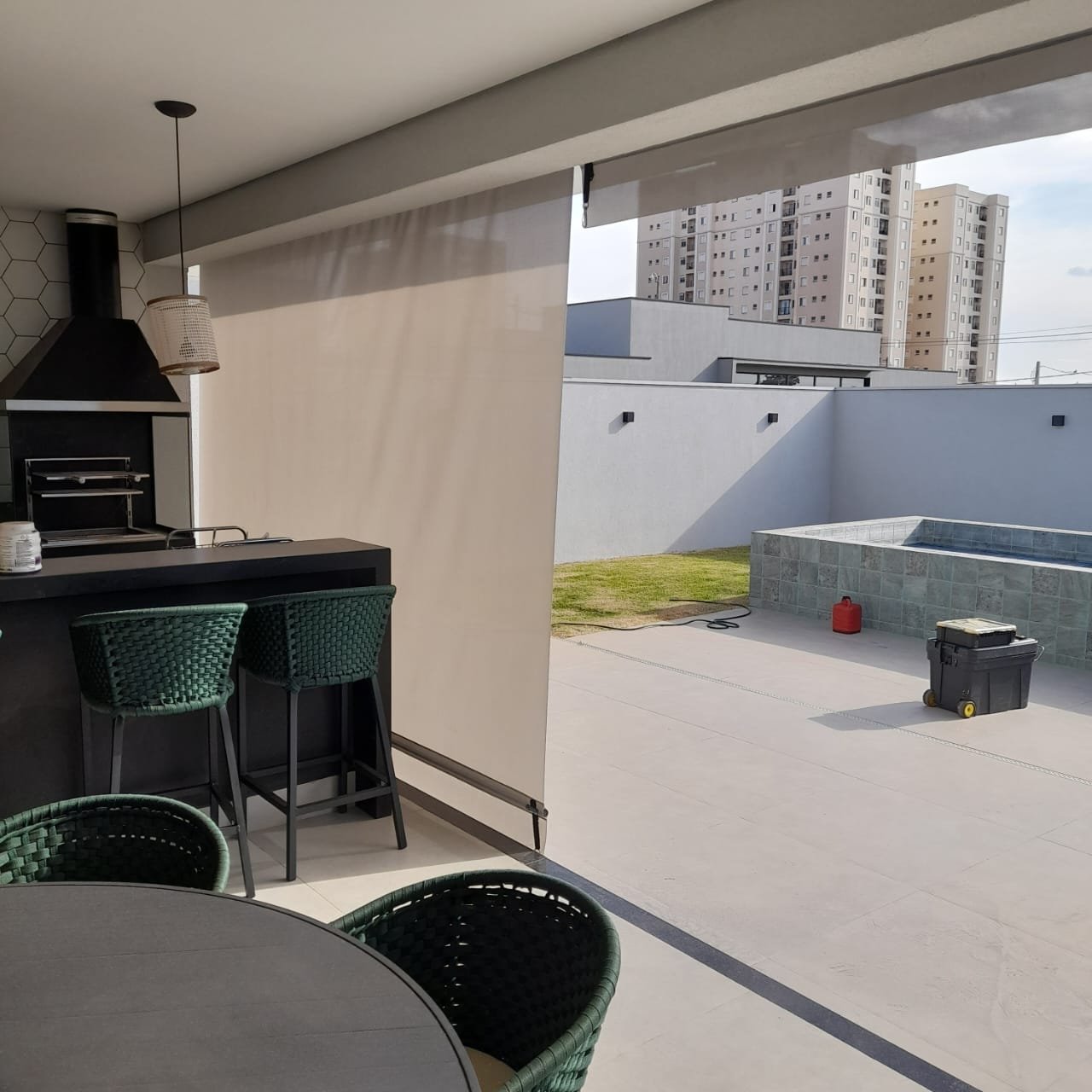Imagem de toldos e coberturas instalados para proteção solar e conforto em áreas externas.