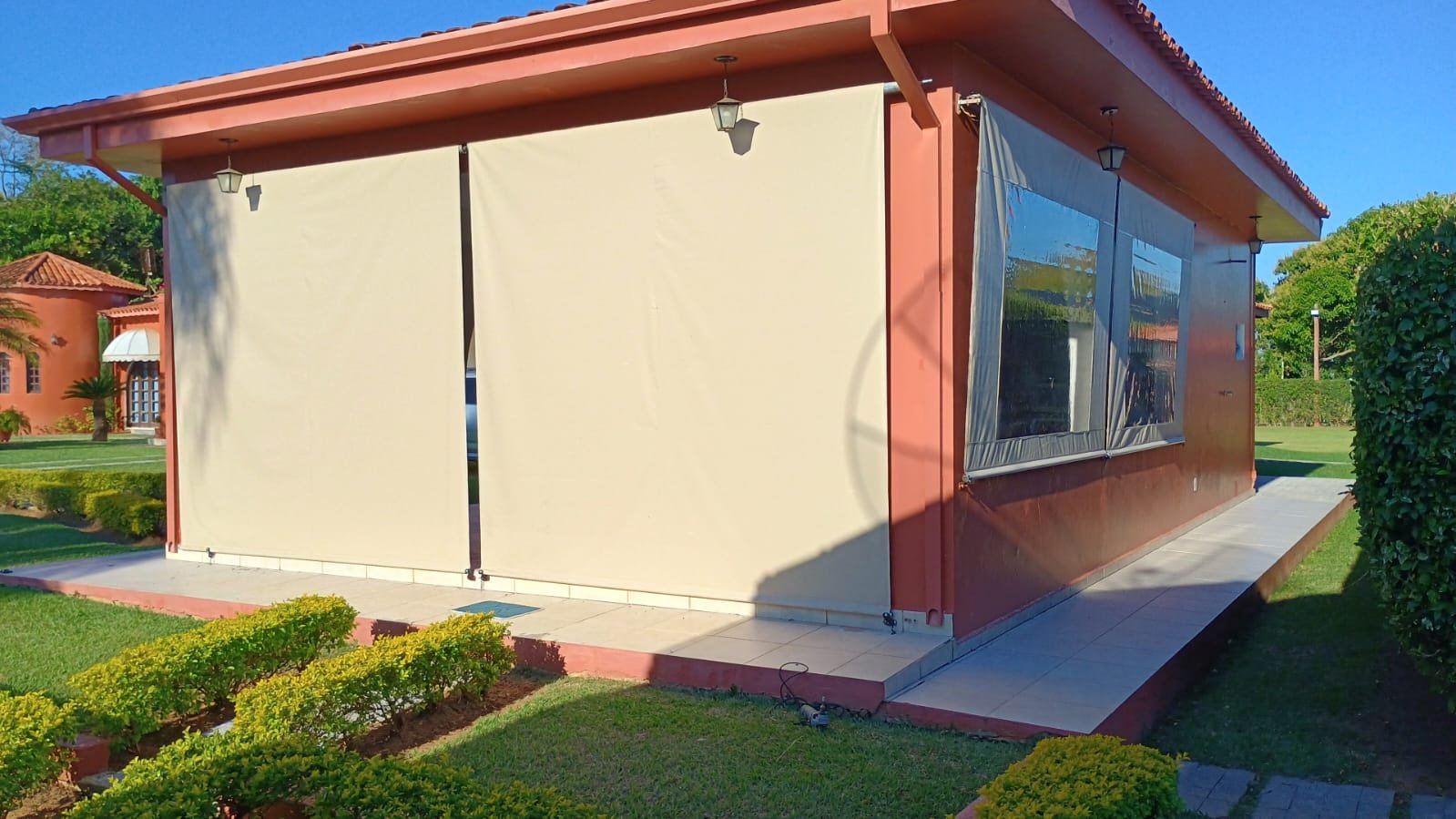 Imagem de toldos e coberturas instalados para proteção solar e conforto em áreas externas.