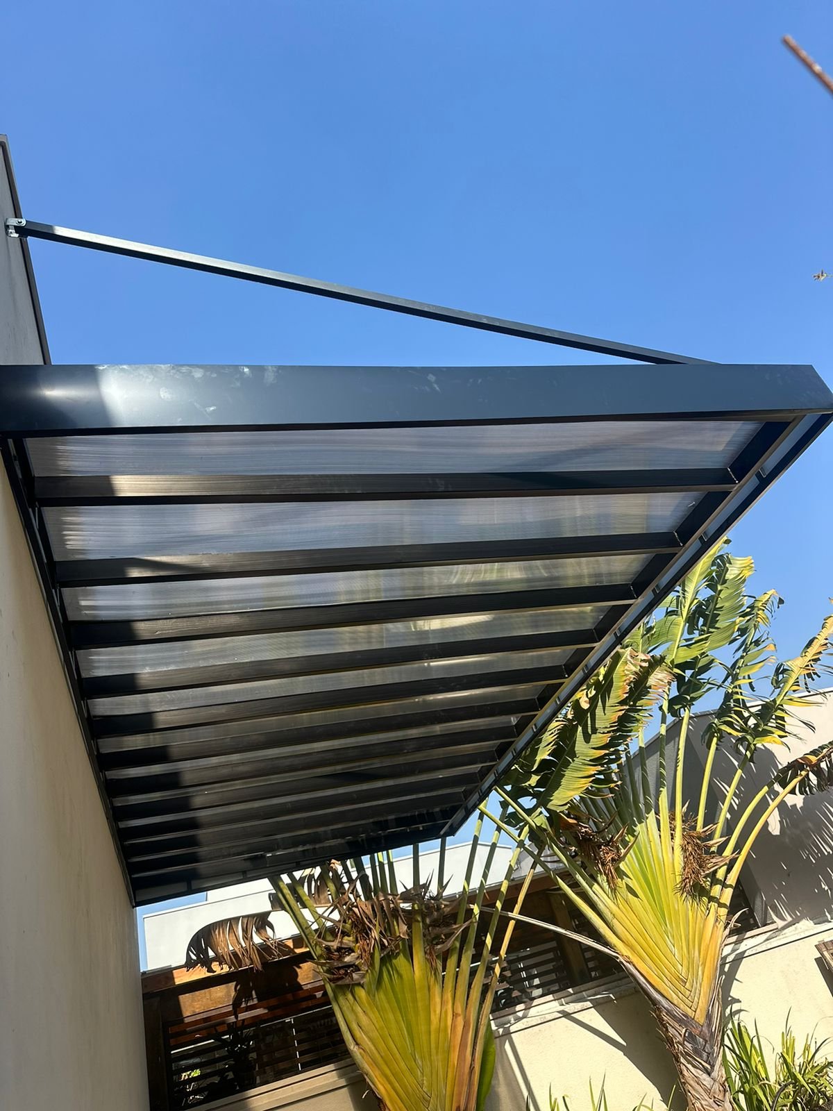 Imagem de toldos e coberturas instalados para proteção solar e conforto em áreas externas.