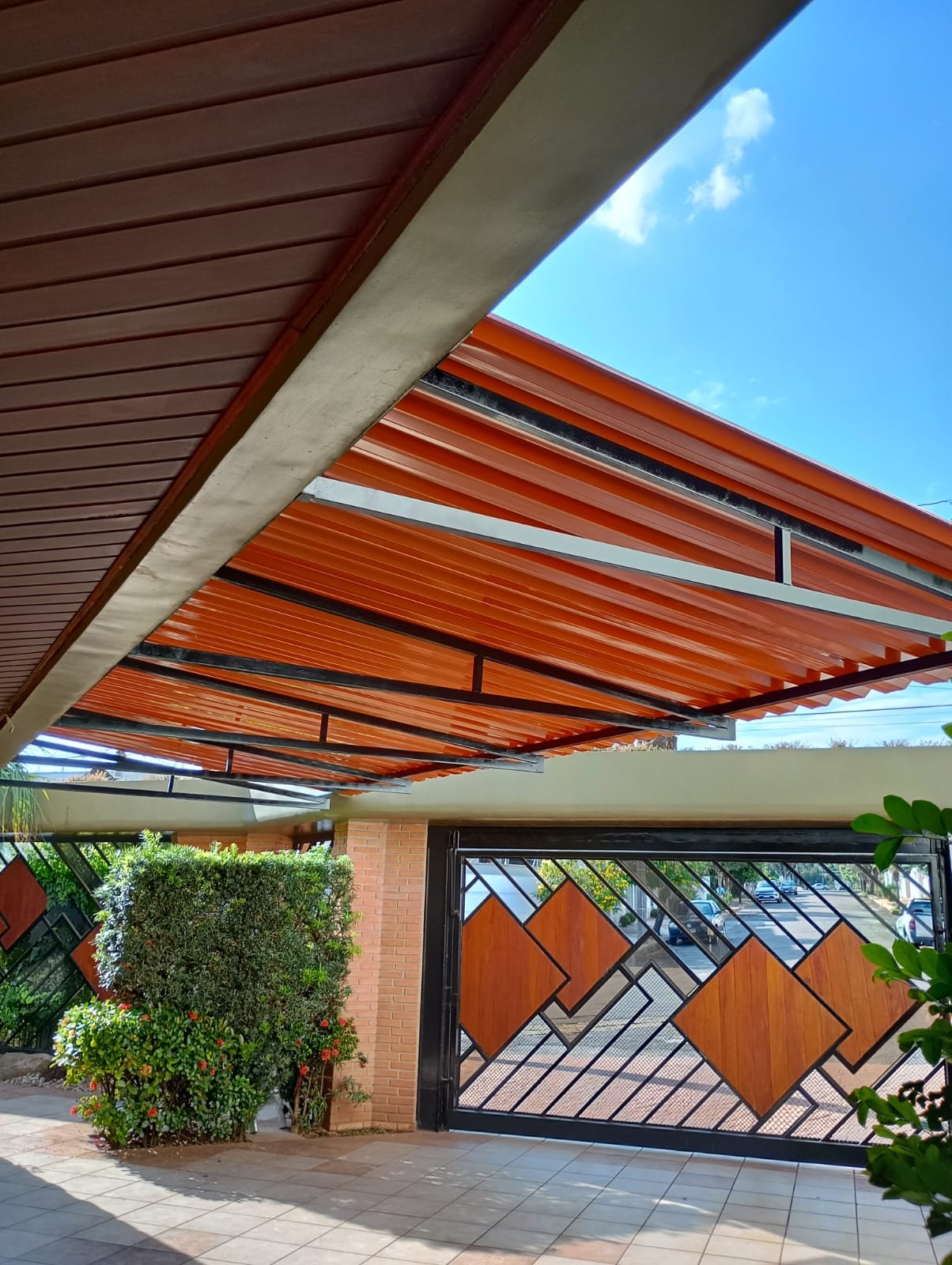 Imagem de toldos e coberturas instalados para proteção solar e conforto em áreas externas.