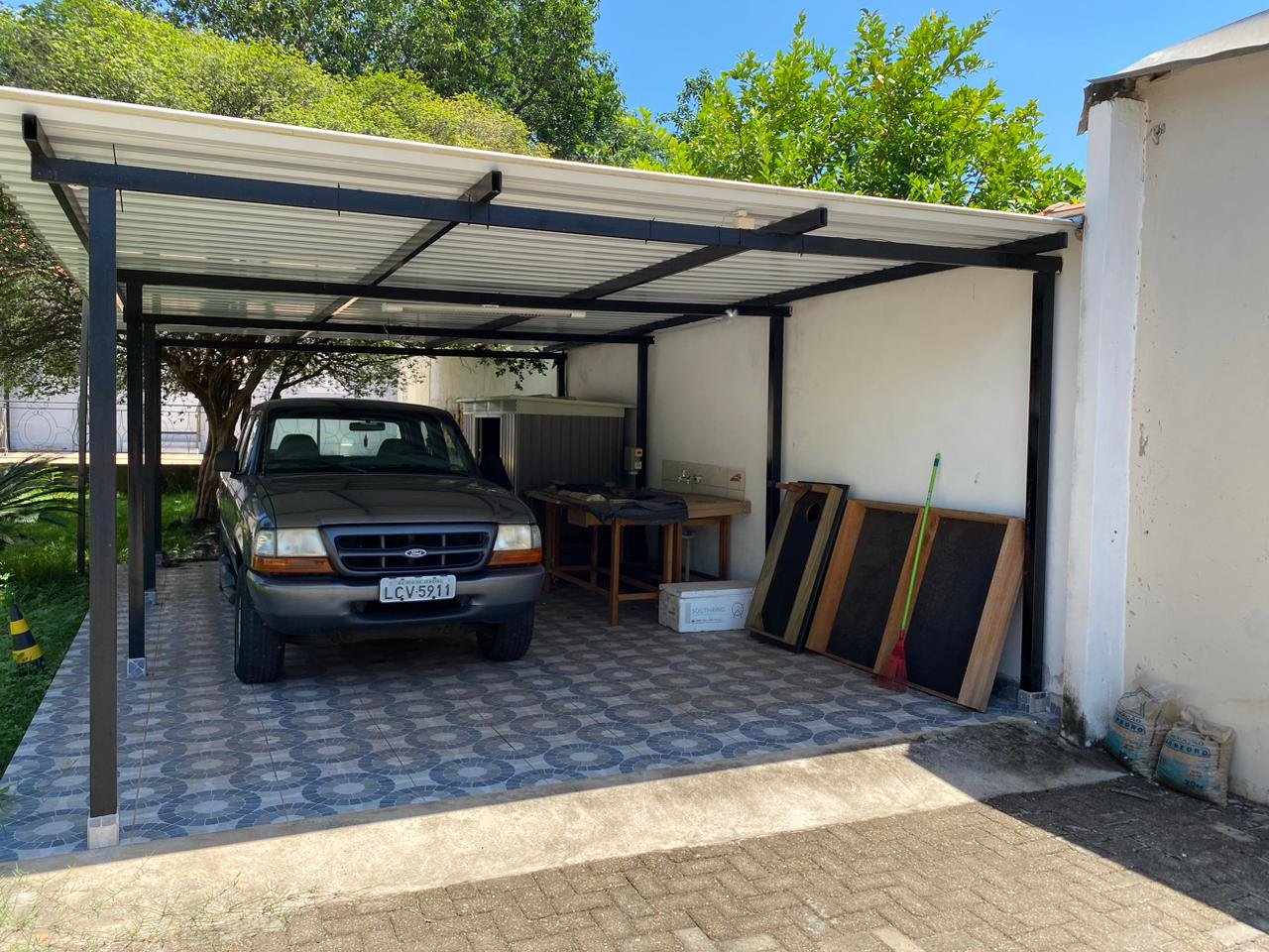 Imagem de toldos e coberturas instalados para proteção solar e conforto em áreas externas.