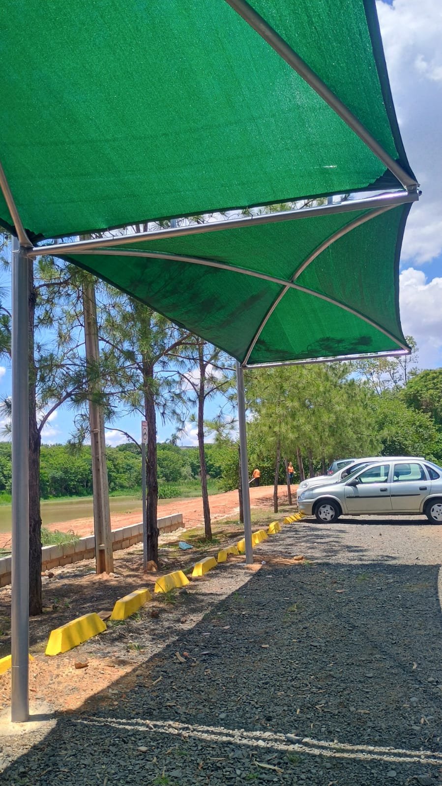 Imagem de toldos e coberturas instalados para proteção solar e conforto em áreas externas.