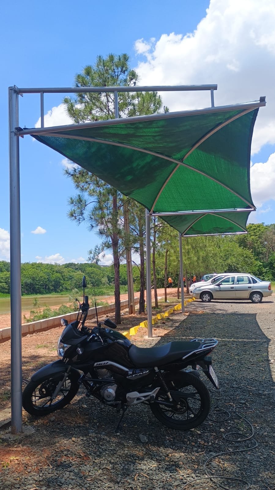 Imagem de toldos e coberturas instalados para proteção solar e conforto em áreas externas.