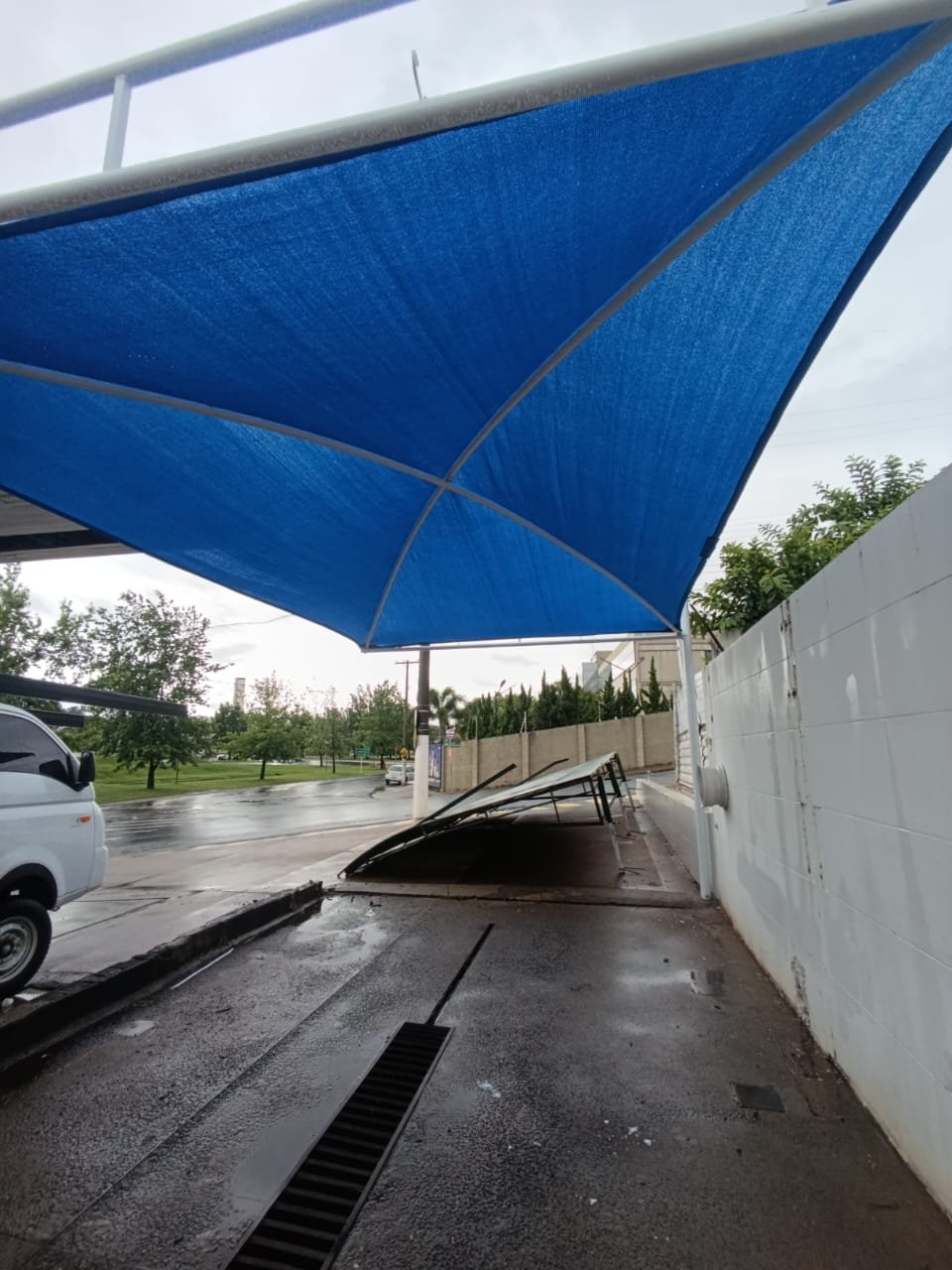Imagem de toldos e coberturas instalados para proteção solar e conforto em áreas externas.