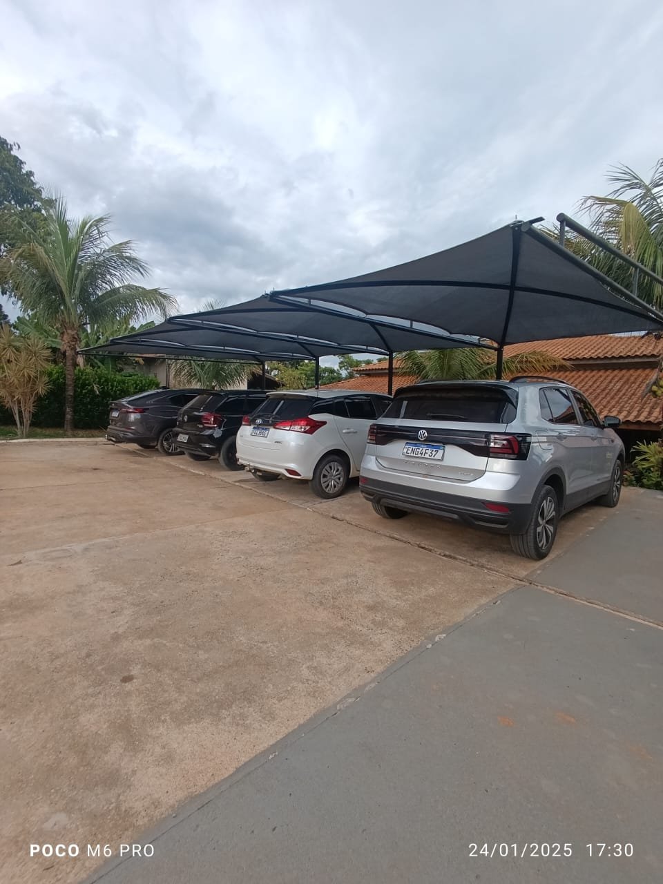 Imagem de toldos e coberturas instalados para proteção solar e conforto em áreas externas.