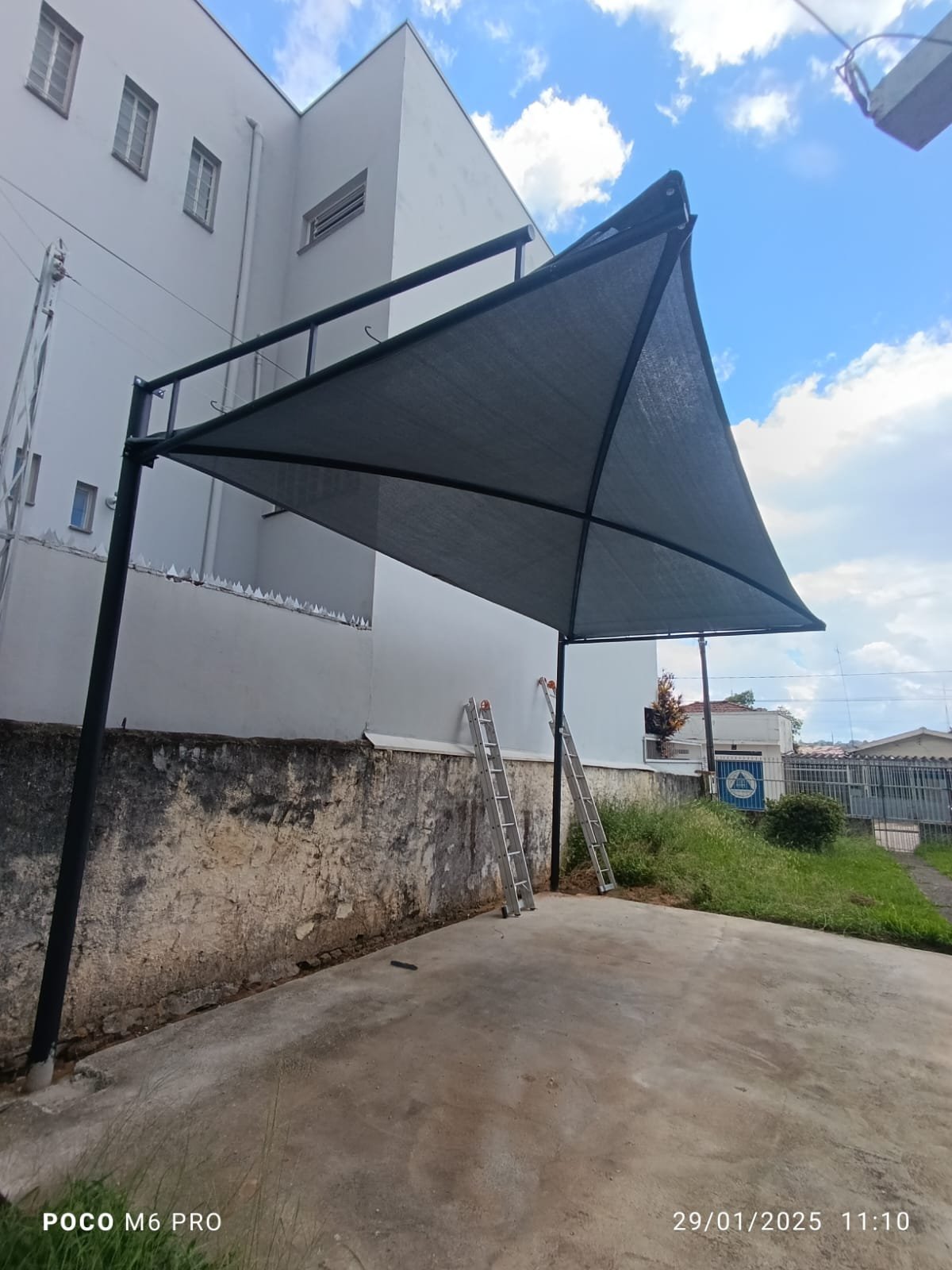 Imagem de toldos e coberturas instalados para proteção solar e conforto em áreas externas.