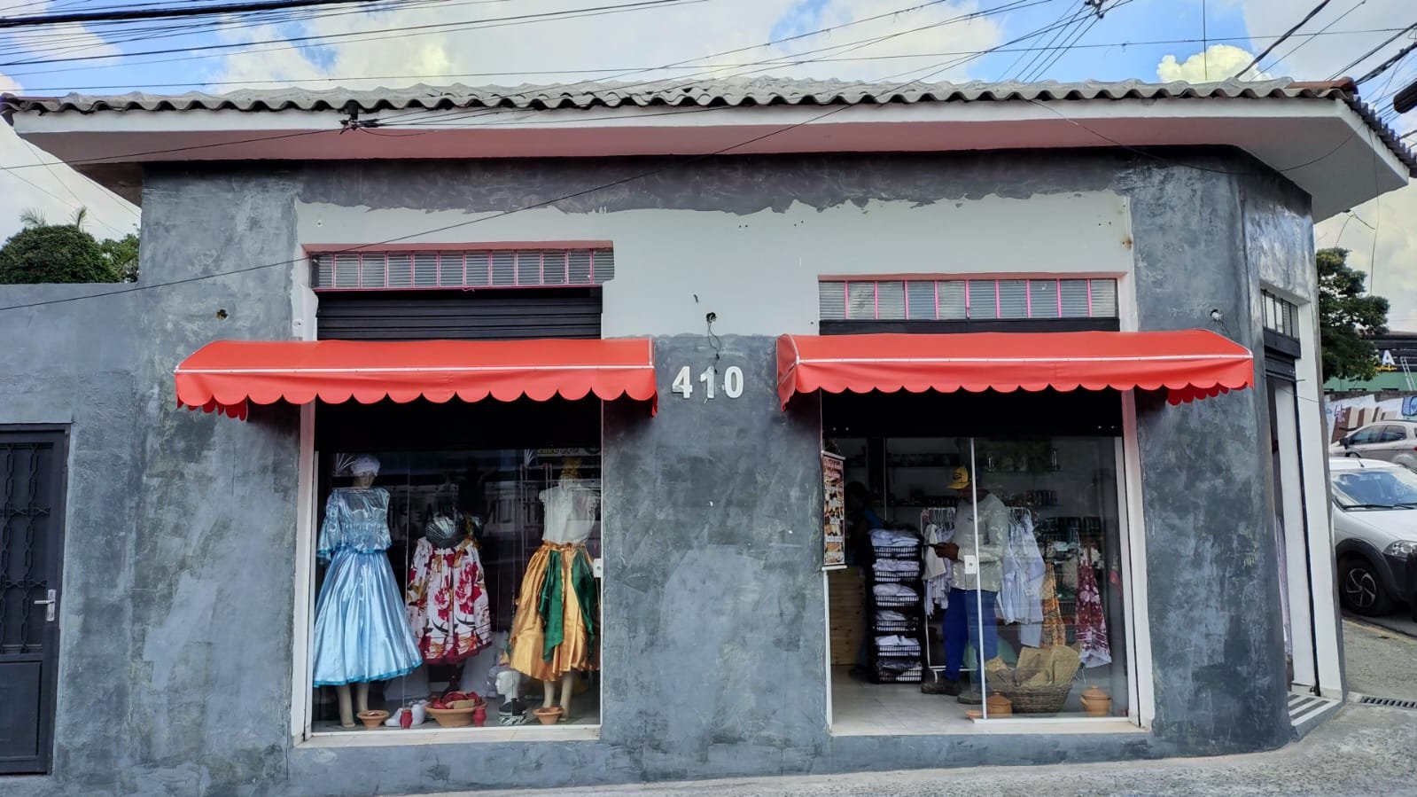 Imagem de toldos e coberturas instalados para proteção solar e conforto em áreas externas.