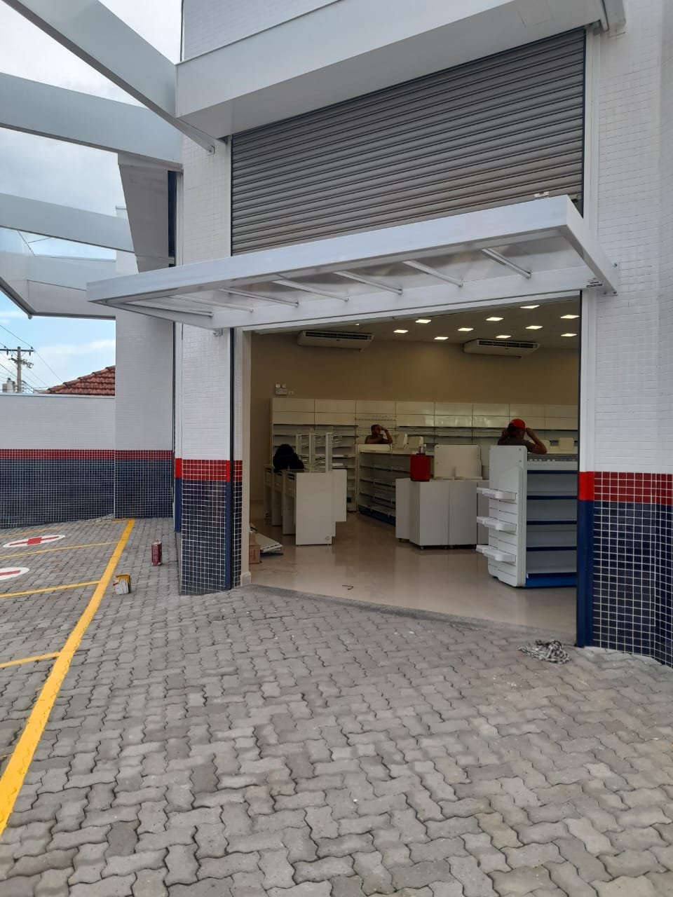 Imagem de toldos e coberturas instalados para proteção solar e conforto em áreas externas.