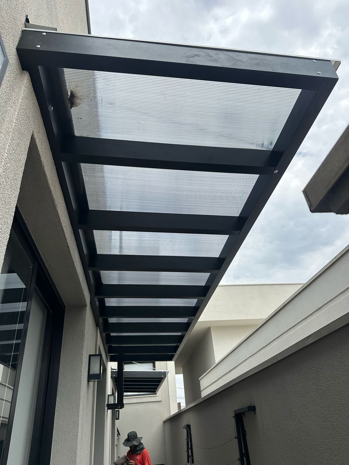 Imagem de toldos e coberturas instalados para proteção solar e conforto em áreas externas.
