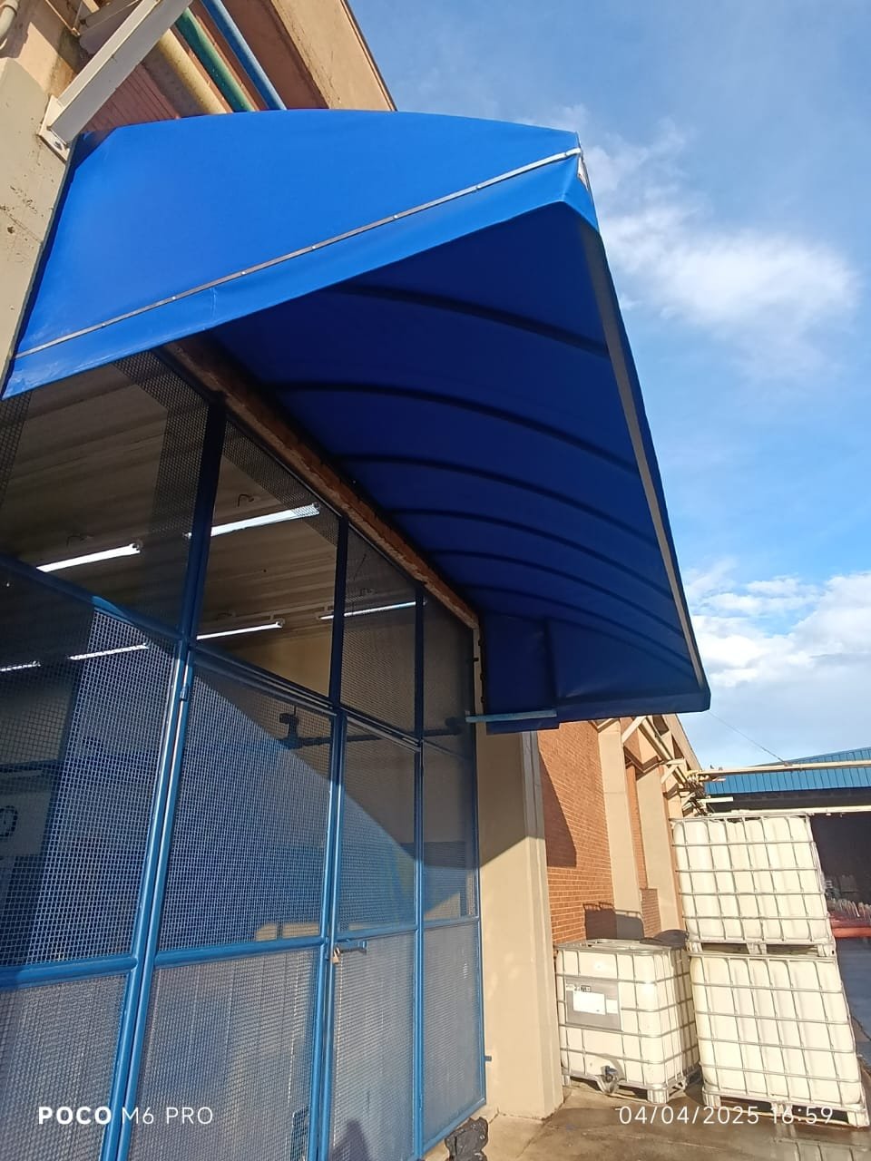 Imagem de toldos e coberturas instalados para proteção solar e conforto em áreas externas.