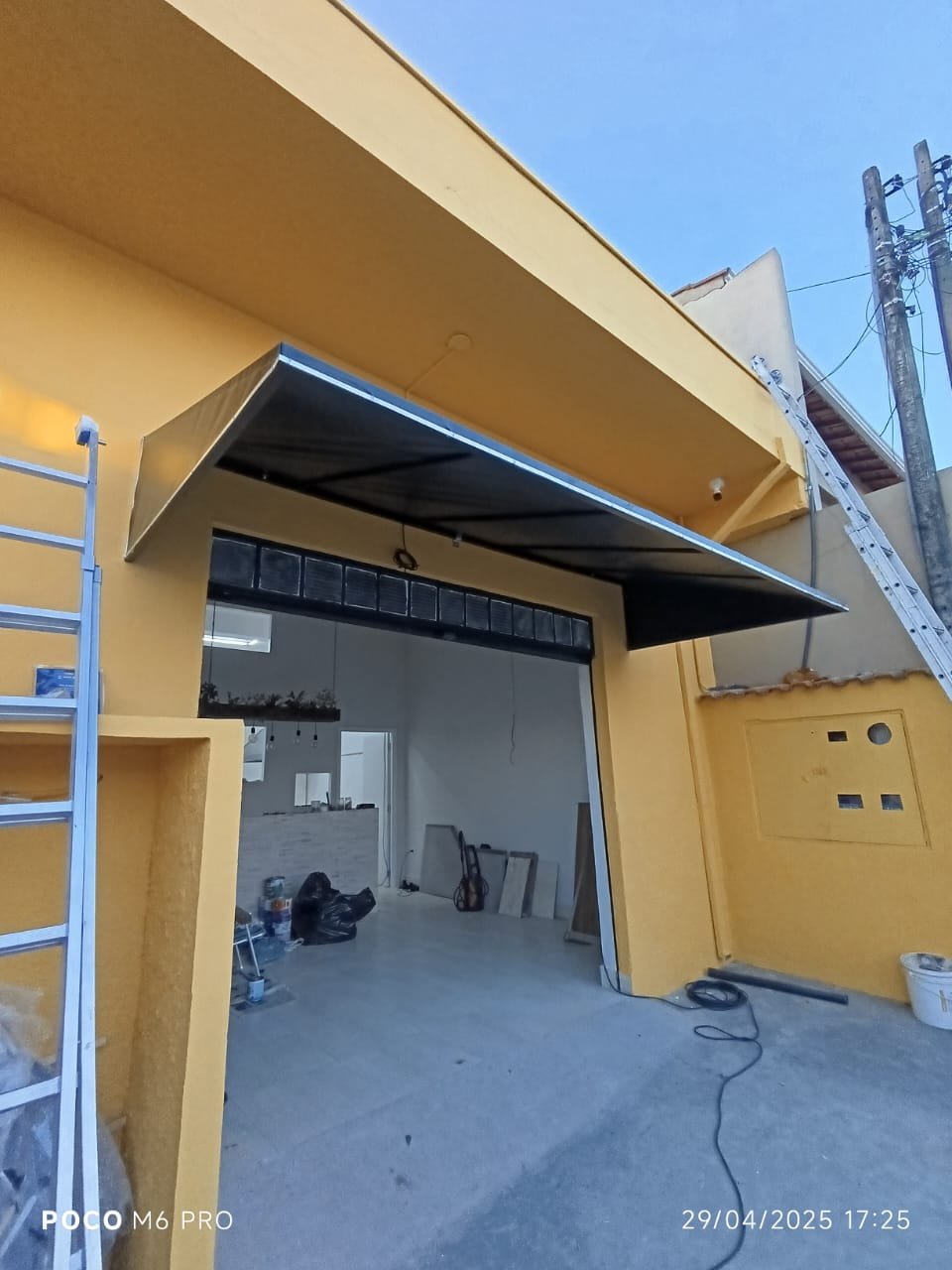 Imagem de toldos e coberturas instalados para proteção solar e conforto em áreas externas.