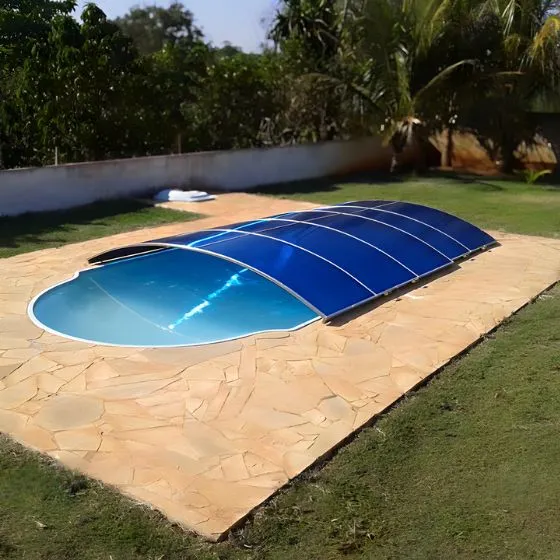 Imagem de toldos e coberturas instalados para proteção solar e conforto em áreas externas.