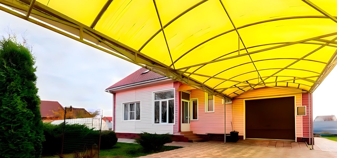 Imagem de toldos e coberturas instalados para proteção solar e conforto em áreas externas.