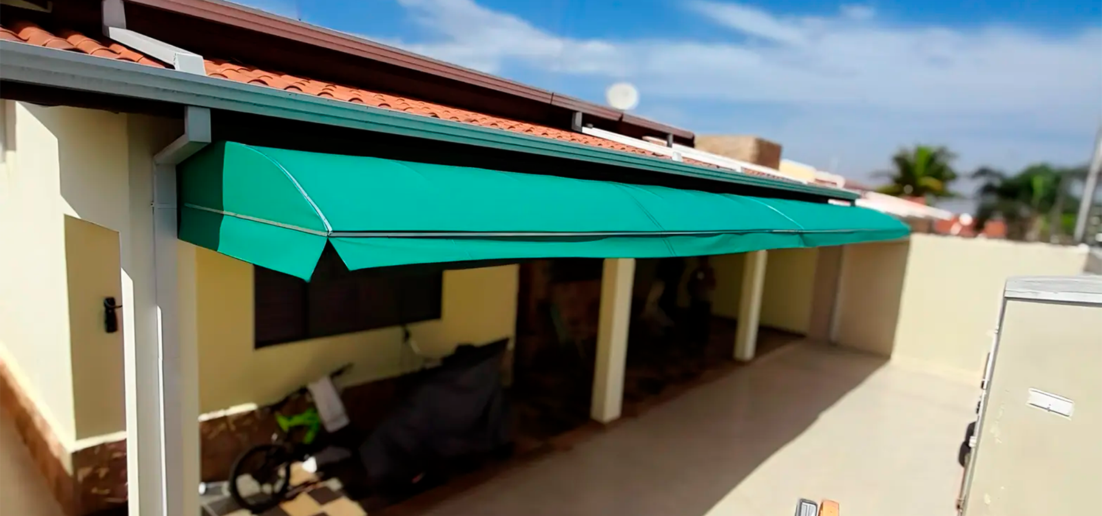 Imagem de toldos e coberturas instalados para proteção solar e conforto em áreas externas.